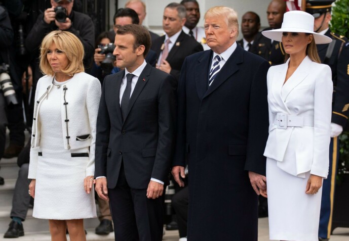 <strong>RETT I RYGGEN:</strong> Da presidentparet fikk besøk av sine kolleger fra Frankrike, kommenterte flere at Melania Trump virket stiv og «iskald». Foto: NTB scanpix <strong>RETT I RYGGEN:</strong> Da presidentparet fikk besøk av sine kolleger fra Frankrike, kommenterte flere at Melania Trump virket stiv og «iskald». Foto: NTB scanpix