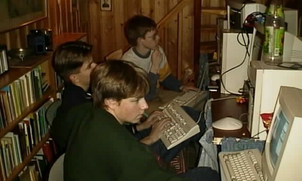 Andre spilte og hadde det gøy på datapartyer, jeg var for opptatt med å lage noe smart. Her fra et dataparty i 1999 i kjellerstua til redaktør Ole Petter Baugerød Stokke. Jeg sitter bakerst. 📸: Ole Petter Baugerød Stokke Andre spilte og hadde det gøy på datapartyer, jeg var for opptatt med å lage noe smart. Her fra et dataparty i 1999 i kjellerstua til redaktør Ole Petter Baugerød Stokke. Jeg sitter bakerst. 📸: Ole Petter Baugerød Stokke