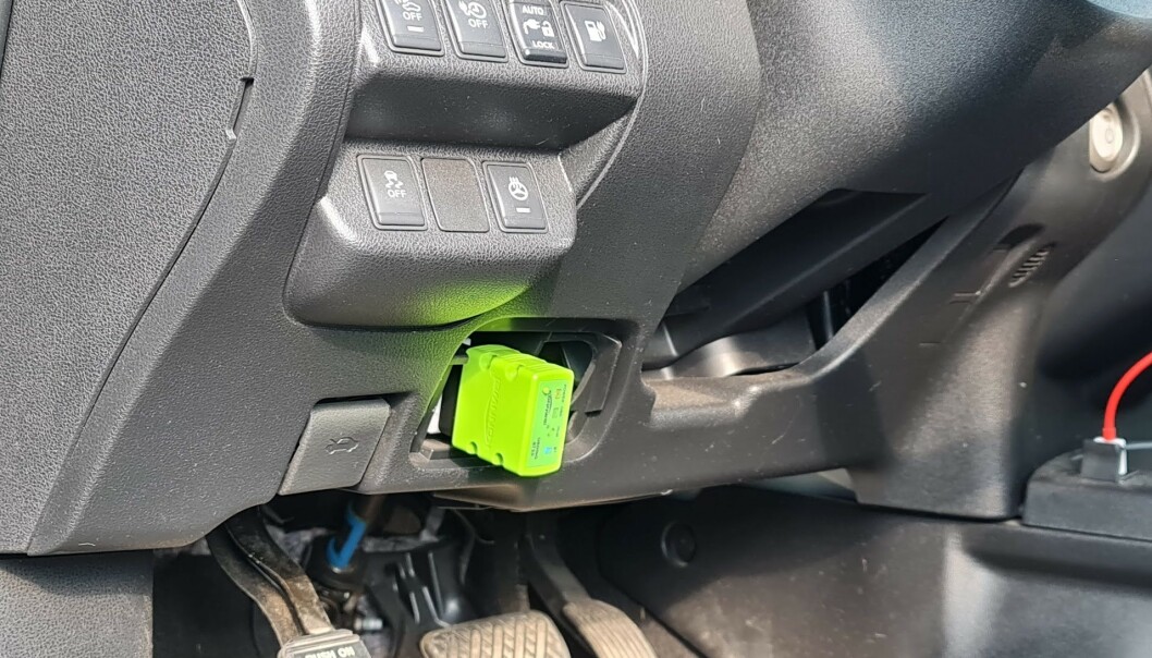 <strong>PLUGGES INN:</strong> Bak et lokk på undersiden av rattet finner du OBD-diagnoseporten. Ved å koble et egnet adapter inn her, kan du så bruke mobiltelefonen til å hente ut informasjon. Foto: Pål Joakim Pollen <strong>PLUGGES INN:</strong> Bak et lokk på undersiden av rattet finner du OBD-diagnoseporten. Ved å koble et egnet adapter inn her, kan du så bruke mobiltelefonen til å hente ut informasjon. Foto: Pål Joakim Pollen
