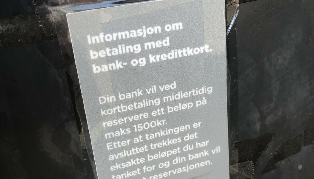 <strong>NØDLØSNING:</strong> De siste dagene har blant annet Circle K klistret opp små lapper på sine terminaler for å informere deg om reservasjonen. Trolig etter flere tilfeller der reservasjonen er blitt hengende. Foto: Rune M. Nesheim <strong>NØDLØSNING:</strong> De siste dagene har blant annet Circle K klistret opp små lapper på sine terminaler for å informere deg om reservasjonen. Trolig etter flere tilfeller der reservasjonen er blitt hengende. Foto: Rune M. Nesheim