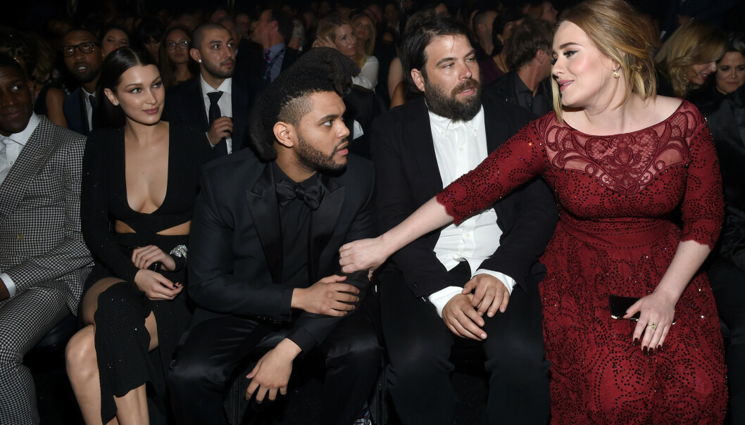 <strong>NYE TIDER:</strong> Adeles forvandling har vært spesielt slående etter at det i 2019 ble kjent at hun skulle skilles fra ektemannen Simon Konecki. Her er de på Grammy Awards sammen med Bella Hadid og The Weeknd i 2016. Foto: Getty Images/ AFP/ NTB scanpix <strong>NYE TIDER:</strong> Adeles forvandling har vært spesielt slående etter at det i 2019 ble kjent at hun skulle skilles fra ektemannen Simon Konecki. Her er de på Grammy Awards sammen med Bella Hadid og The Weeknd i 2016. Foto: Getty Images/ AFP/ NTB scanpix