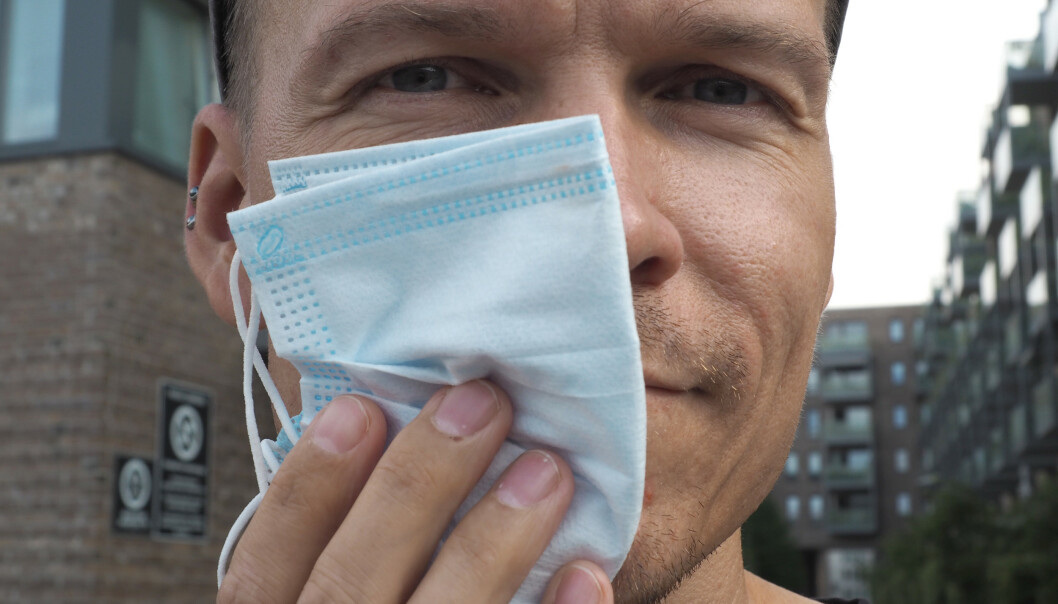 <strong>HALVT MUNNBIND:</strong> Prøv å registrere ansiktet ditt med FaceID eller annen annen ansiktsopplåsing med et munnbind som dekker halve ansiktet ditt. Foto: Kirsti Østvang <strong>HALVT MUNNBIND:</strong> Prøv å registrere ansiktet ditt med FaceID eller annen annen ansiktsopplåsing med et munnbind som dekker halve ansiktet ditt. Foto: Kirsti Østvang