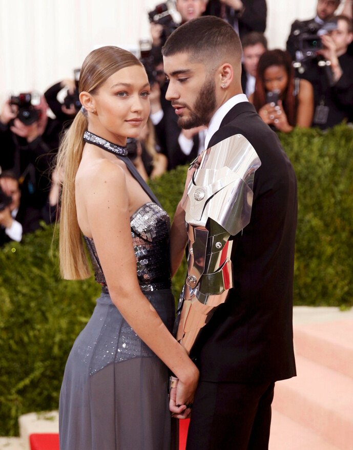 <strong>HESTEHALE:</strong> Her er Gigi Hadid med kjæresten Zayn Malik i 2016. De venter for øvrig sitt første barn i disse dager. Foto: NTB Scanpix <strong>HESTEHALE:</strong> Her er Gigi Hadid med kjæresten Zayn Malik i 2016. De venter for øvrig sitt første barn i disse dager. Foto: NTB Scanpix