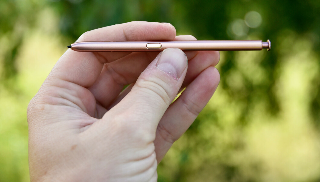 <strong>PENNEN:</strong> Det er S Pen som er «hjertet» i Note 20 Ultra, og som gjør at dette er en telefon som kan ting andre ikke kan. Foto: Pål Joakim Pollen <strong>PENNEN:</strong> Det er S Pen som er «hjertet» i Note 20 Ultra, og som gjør at dette er en telefon som kan ting andre ikke kan. Foto: Pål Joakim Pollen