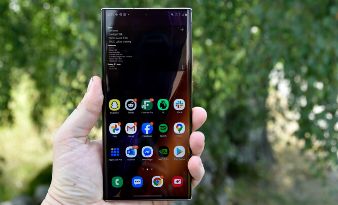 <strong>STOR:</strong> Med skjermstørrelse på 6,9 tommer er Galaxy Note 20 Ultra blant de største telefonene på markedet, men tykkelsen er bare så vidt over 8 mm. Foto: Pål Joakim Pollen <strong>STOR:</strong> Med skjermstørrelse på 6,9 tommer er Galaxy Note 20 Ultra blant de største telefonene på markedet, men tykkelsen er bare så vidt over 8 mm. Foto: Pål Joakim Pollen