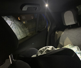 <strong>SER LYSET:</strong> Vær oppmerksom på at interiørlysene baki kan være plagsomme for sovende spebarn, når de automatisk skrus på når man stopper. Foto: Øystein B. Fossum <strong>SER LYSET:</strong> Vær oppmerksom på at interiørlysene baki kan være plagsomme for sovende spebarn, når de automatisk skrus på når man stopper. Foto: Øystein B. Fossum