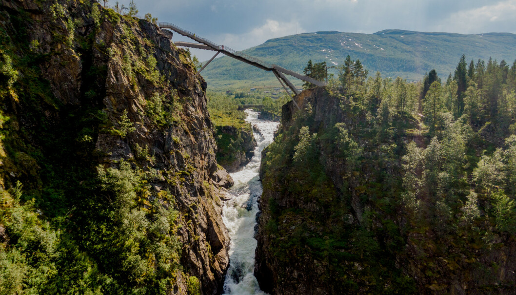 <strong>VØRINGSFOSSEN:</strong> Broa går over Vøringsfossen som har et loddrett fall på 145 meter og et totalt fall på 182 meter. Foto: NTB scanpix <strong>VØRINGSFOSSEN:</strong> Broa går over Vøringsfossen som har et loddrett fall på 145 meter og et totalt fall på 182 meter. Foto: NTB scanpix