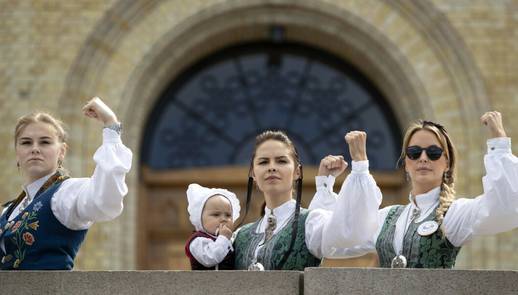 Bunadsgeriljaen demonstrerer mot kutt og nedleggelser i pasienttilbudet i distriktene med et demonstrasjonstog i Oslo.
Foto: Ryan Kelly/NTB Scanpix Bunadsgeriljaen demonstrerer mot kutt og nedleggelser i pasienttilbudet i distriktene med et demonstrasjonstog i Oslo.
Foto: Ryan Kelly/NTB Scanpix