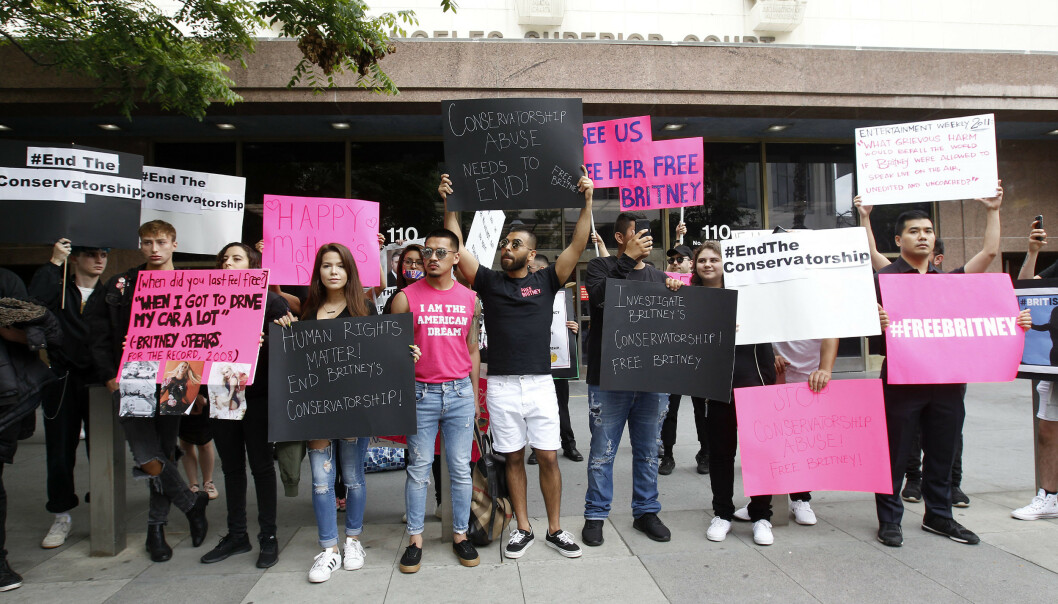 <strong>DUKKET OPP:</strong> Flere tilhengere av #FreeBritney-bevegelsen stod utenfor tinghuset i Los Angeles for å demonstere mot vergemålet. Foto: NTB Scanpix <strong>DUKKET OPP:</strong> Flere tilhengere av #FreeBritney-bevegelsen stod utenfor tinghuset i Los Angeles for å demonstere mot vergemålet. Foto: NTB Scanpix
