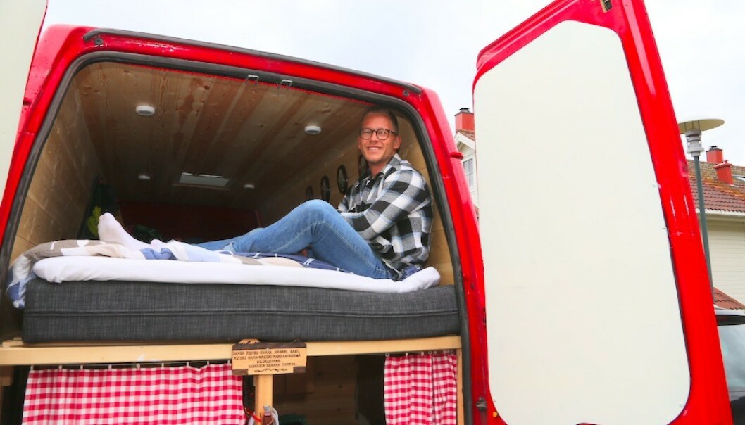 <strong>SELVGJORT:</strong> Henrik Sæther Sørheim har innredet en varebil på en måte som gjør den enkel å bo i på tur. Foto: Odd Roar Lange <strong>SELVGJORT:</strong> Henrik Sæther Sørheim har innredet en varebil på en måte som gjør den enkel å bo i på tur. Foto: Odd Roar Lange
