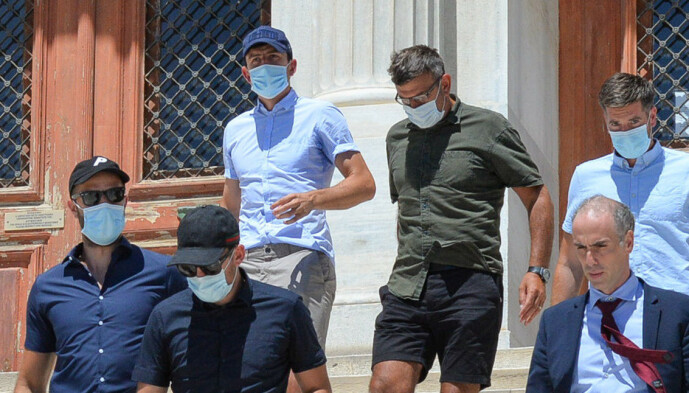 <strong>STRENGE TILTAK:</strong> Maguire (øverst til venstre) forlot retten på Syros med munnbind. Foto: NTB scanpix <strong>STRENGE TILTAK:</strong> Maguire (øverst til venstre) forlot retten på Syros med munnbind. Foto: NTB scanpix
