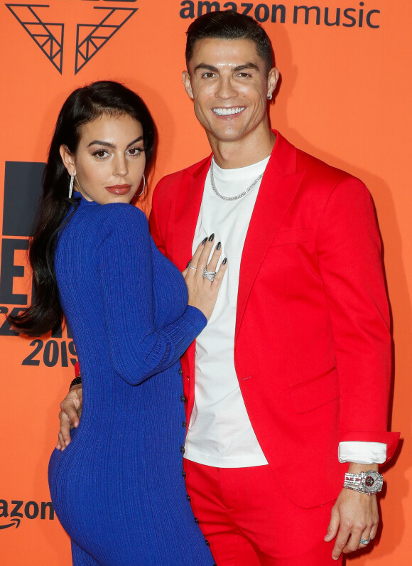 <strong>FULL FORVIRRING:</strong> Etter at stjerneparet Cristiano Ronaldo og Georgina Rodríguez delte et nytt bilde på Instagram av hverandre, har fansen spekulert vilt på om duoen har forlovet seg. Foto: NTB Scanpix <strong>FULL FORVIRRING:</strong> Etter at stjerneparet Cristiano Ronaldo og Georgina Rodríguez delte et nytt bilde på Instagram av hverandre, har fansen spekulert vilt på om duoen har forlovet seg. Foto: NTB Scanpix