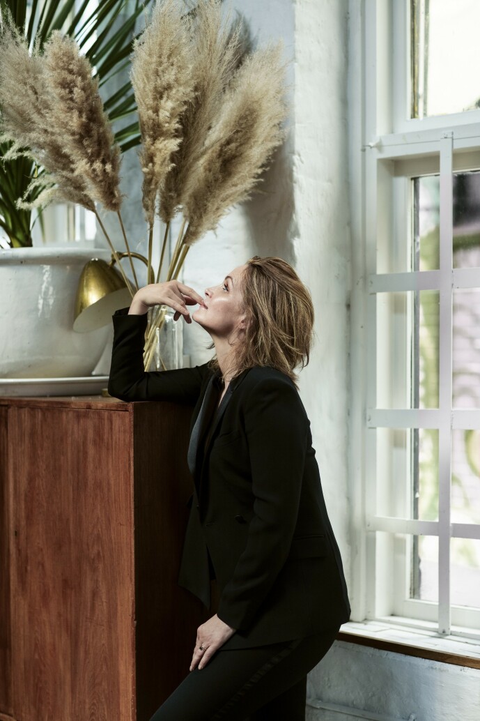 – Jeg har fått enorm respekt for følgesvennene til kronisk syke, sier Karoline. Dress fra Morris/Ekko. FOTO: Astrid Waller – Jeg har fått enorm respekt for følgesvennene til kronisk syke, sier Karoline. Dress fra Morris/Ekko. FOTO: Astrid Waller
