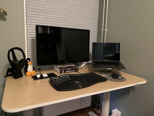 - Jeg utvikler på macOS, men trives også godt med Linux, forteller Even Holthe. Sånn ser korona-hjemmekontoret hans ut. 📸: Privat - Jeg utvikler på macOS, men trives også godt med Linux, forteller Even Holthe. Sånn ser korona-hjemmekontoret hans ut. 📸: Privat