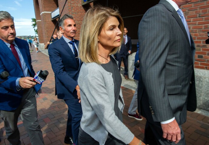 <strong>I SØKELYSET:</strong> Lori Loughlin og ektemannen Mossimo Giannulli (i midten bak) utenfor rettslokalene i Boston i slutten av august 2019. Foto: Joseph Prezioso / AFP/ NTB scanpix <strong>I SØKELYSET:</strong> Lori Loughlin og ektemannen Mossimo Giannulli (i midten bak) utenfor rettslokalene i Boston i slutten av august 2019. Foto: Joseph Prezioso / AFP/ NTB scanpix