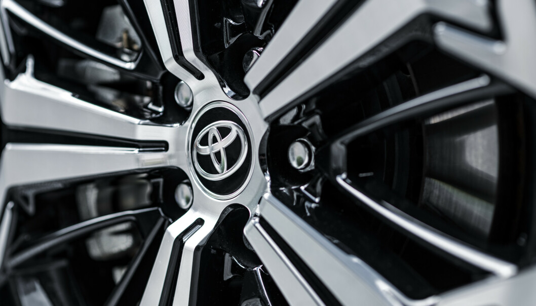 <strong>STANDARD:</strong> 19-tommere er tilgjengelig på den dyreste modellen med tofarget lakk. Foto: Toyota <strong>STANDARD:</strong> 19-tommere er tilgjengelig på den dyreste modellen med tofarget lakk. Foto: Toyota