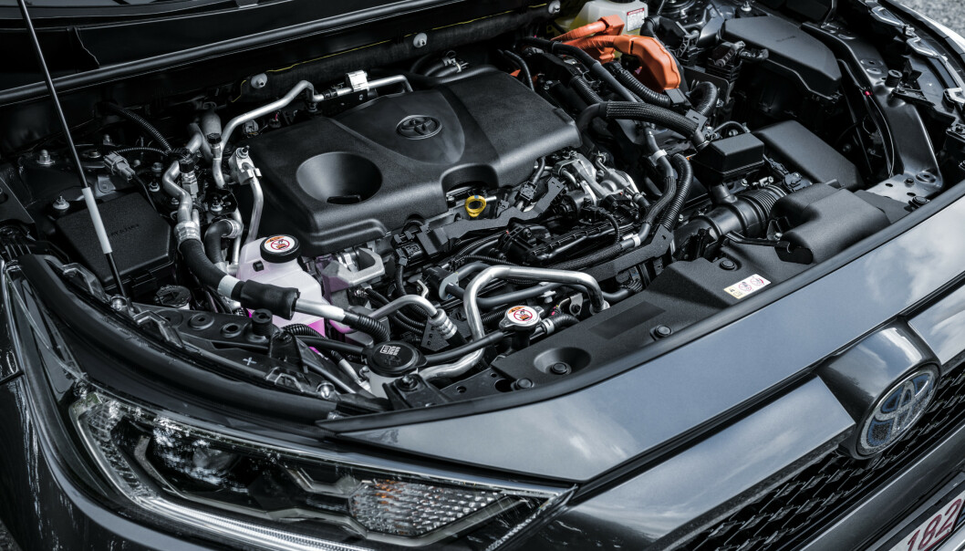 <strong>SAMME:</strong> Toyota med flere sverger til motor med Atkinson-sykluis i sine hybrider. Det er non-turbo-motorer med forholdsvis store motorvolumer, høy kompresjon men lavt uttak av moment og effekt. Foto: Toyota <strong>SAMME:</strong> Toyota med flere sverger til motor med Atkinson-sykluis i sine hybrider. Det er non-turbo-motorer med forholdsvis store motorvolumer, høy kompresjon men lavt uttak av moment og effekt. Foto: Toyota