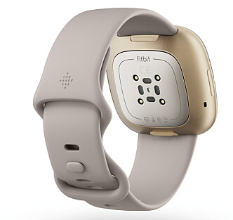 <strong>SENSORAMA:</strong> På baksiden av Fitbit Sense sitter det blant annet en EDA-sensor, en elektrodermal aktivitetssensor, som kan måle små forandringer i svettenivået i huden din, og på den måten sjekke stressnivået. Foto: Fitbit <strong>SENSORAMA:</strong> På baksiden av Fitbit Sense sitter det blant annet en EDA-sensor, en elektrodermal aktivitetssensor, som kan måle små forandringer i svettenivået i huden din, og på den måten sjekke stressnivået. Foto: Fitbit