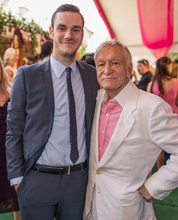 <strong>FAR OG SØNN:</strong> Her er Cooper og Hugh Hefner sammen på et Playboy-arrangement i 2013. Foto: NTB Scanpix <strong>FAR OG SØNN:</strong> Her er Cooper og Hugh Hefner sammen på et Playboy-arrangement i 2013. Foto: NTB Scanpix