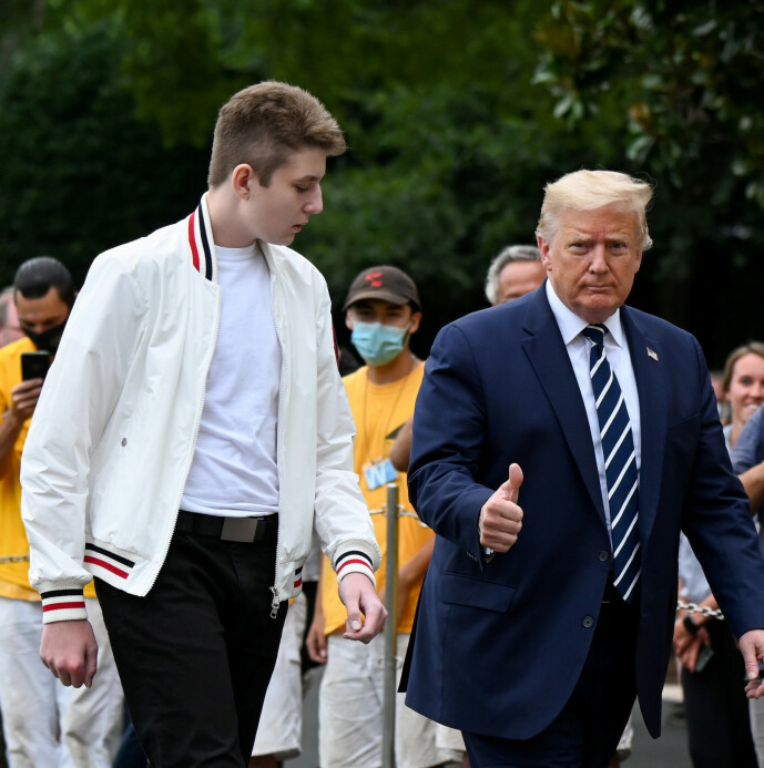 <strong>TÅRNER OVER:</strong> Presidenten skal selv være over 190 centimeter høy. Sønnen har tatt ham igjen med god margin. Foto: NTB Scanpix <strong>TÅRNER OVER:</strong> Presidenten skal selv være over 190 centimeter høy. Sønnen har tatt ham igjen med god margin. Foto: NTB Scanpix