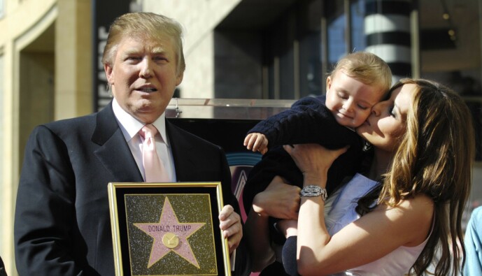 <strong>RAMPELYS:</strong> Selv om foreldrene har skjermet ham godt, har Barron Trump alltid vært en del av rampelyset. Her er han fotografert med foreldrene i Los Angeles i 2006, i forbindelse med at faren fikk egen stjerne på Hollywoods Walk of Fame. Foto: NTB Scanpix <strong>RAMPELYS:</strong> Selv om foreldrene har skjermet ham godt, har Barron Trump alltid vært en del av rampelyset. Her er han fotografert med foreldrene i Los Angeles i 2006, i forbindelse med at faren fikk egen stjerne på Hollywoods Walk of Fame. Foto: NTB Scanpix