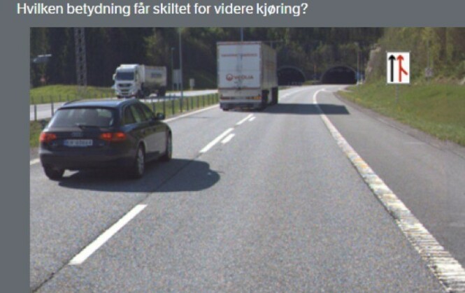 ALTERNATIVER A) Trafikken fra sideveien har vikeplikt B) Kjørefeltet slutter og jeg må skifte felt C) Veien fra høyre fortsetter i eget kjørefelt D) Jeg må forvente fletting med trafikk fra sideveien ALTERNATIVER A) Trafikken fra sideveien har vikeplikt B) Kjørefeltet slutter og jeg må skifte felt C) Veien fra høyre fortsetter i eget kjørefelt D) Jeg må forvente fletting med trafikk fra sideveien