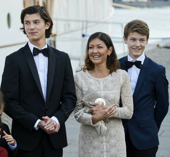 <strong>HOLDER KONTAKT:</strong> Grevinne Alexandra kan fortelle at sønnene har løpende kontakt med prins Joachim. Fra venstre: Prins Nikolai, grevinne Alexandra og prins Felix avbildet i 2017. Foto: NTB scanpix <strong>HOLDER KONTAKT:</strong> Grevinne Alexandra kan fortelle at sønnene har løpende kontakt med prins Joachim. Fra venstre: Prins Nikolai, grevinne Alexandra og prins Felix avbildet i 2017. Foto: NTB scanpix