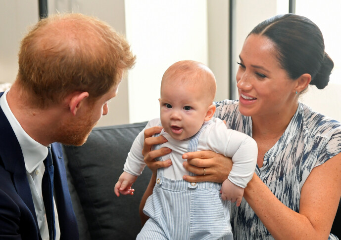 <strong>ARCHIE:</strong> Harry og Meghan holder en beskyttende hånd over sønnen, og verden var lenge nysgjerrige etter å få se den lille. Her fra 2019, under et møte med Desmond & Leah Tutu Legacy Foundation i Cape Town i South Africa. FOTO: NTBScanpix <strong>ARCHIE:</strong> Harry og Meghan holder en beskyttende hånd over sønnen, og verden var lenge nysgjerrige etter å få se den lille. Her fra 2019, under et møte med Desmond & Leah Tutu Legacy Foundation i Cape Town i South Africa. FOTO: NTBScanpix