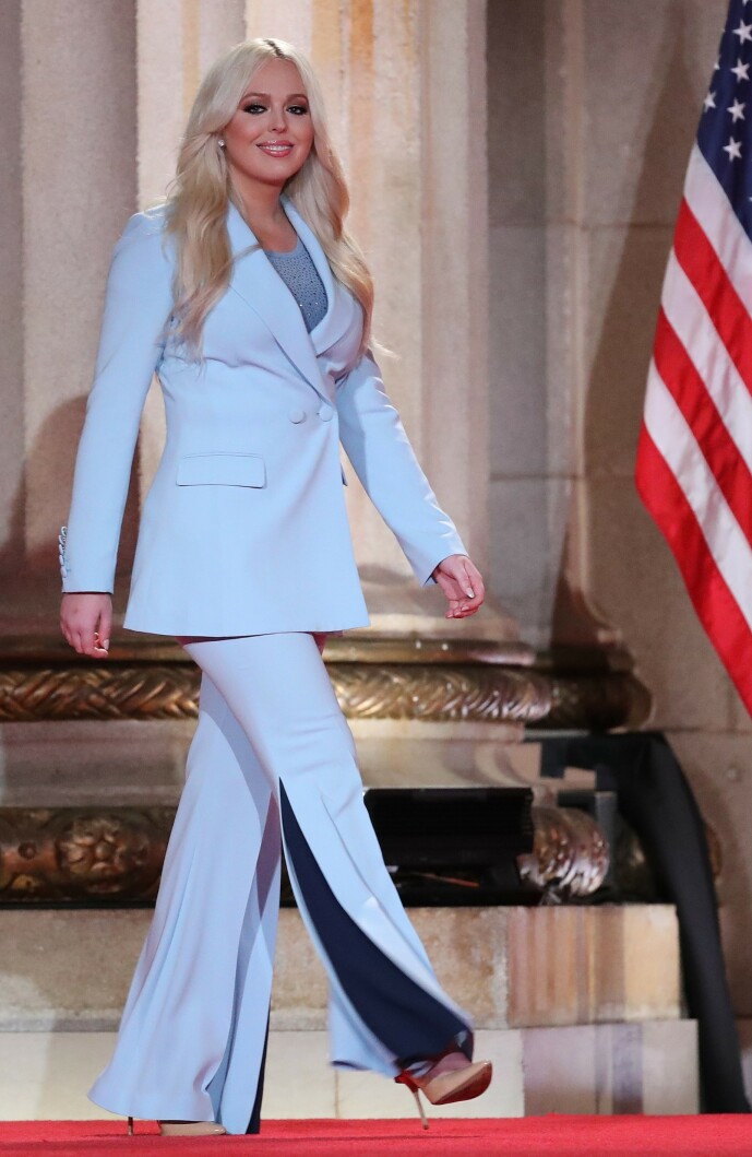 <strong>GLITTER:</strong> Selv om Tiffany Trumps tale primært vekker oppsikt, får hun også mye skryt for den blå dressen og den glitrende toppen hun har på under. Foto: NTB Scanpix <strong>GLITTER:</strong> Selv om Tiffany Trumps tale primært vekker oppsikt, får hun også mye skryt for den blå dressen og den glitrende toppen hun har på under. Foto: NTB Scanpix