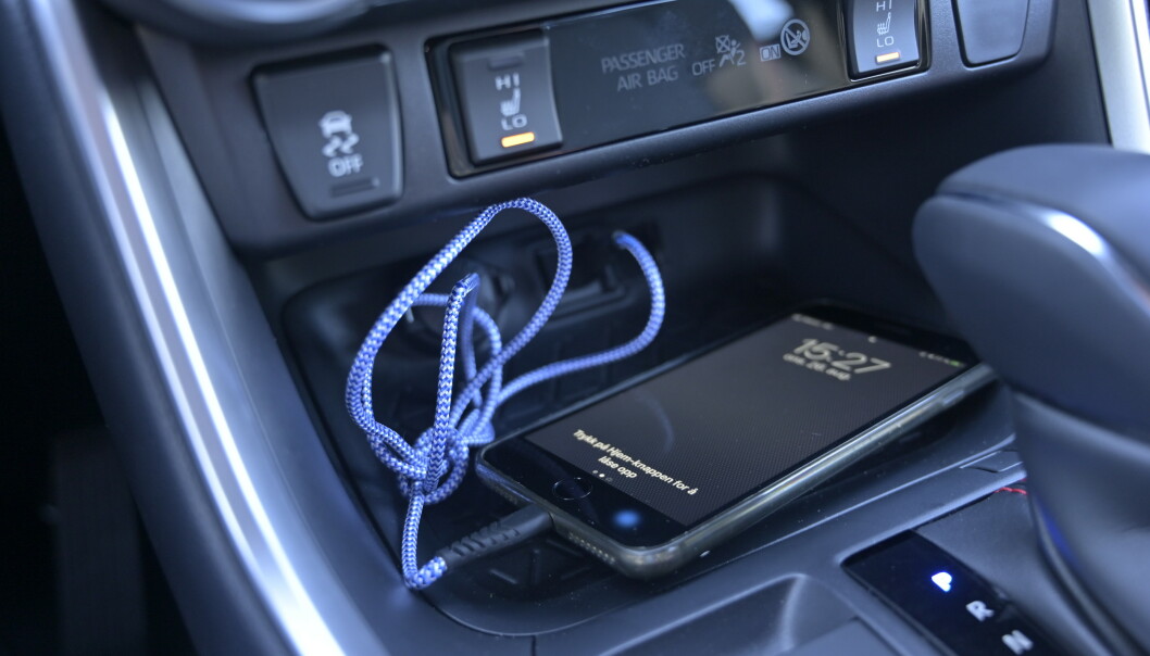<strong>LEDNING:</strong> Det er ikke mulighet for induksjonslading og Apple Carplay kobles til med ledning, ikke via Bluethooth. Kjøling av seter er heller ikke tilvalg. Foto: Rune M. Nesheim. <strong>LEDNING:</strong> Det er ikke mulighet for induksjonslading og Apple Carplay kobles til med ledning, ikke via Bluethooth. Kjøling av seter er heller ikke tilvalg. Foto: Rune M. Nesheim.