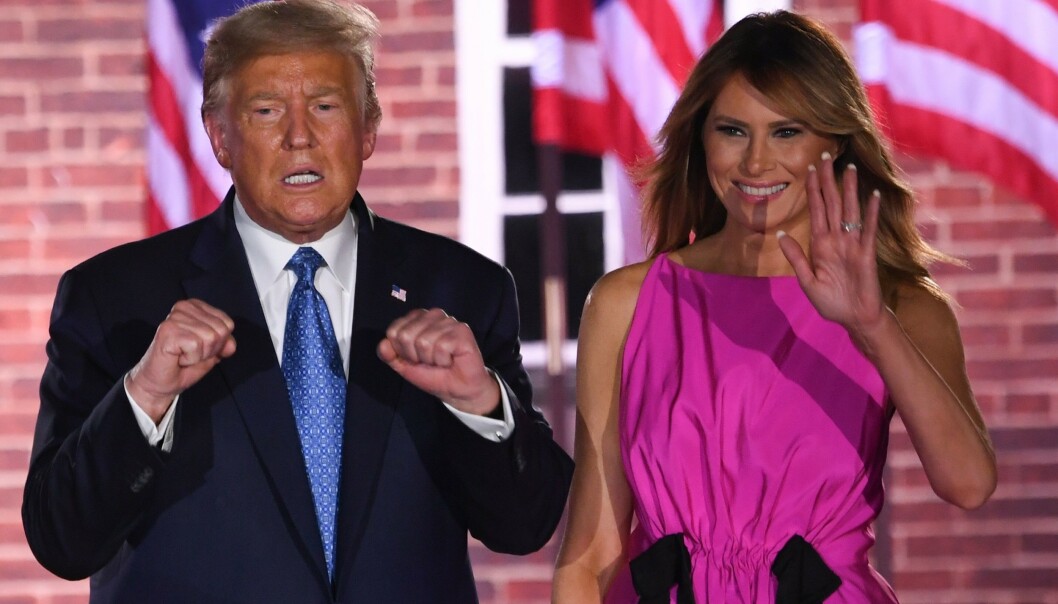 <strong>SLÅR TILBAKE:</strong> USAs president Donald Trump og førstedame Melania Trump på den tredje kvelden på republikanernes landsmøte i Baltimore. Foto: NTB Scanpix/ AFP <strong>SLÅR TILBAKE:</strong> USAs president Donald Trump og førstedame Melania Trump på den tredje kvelden på republikanernes landsmøte i Baltimore. Foto: NTB Scanpix/ AFP
