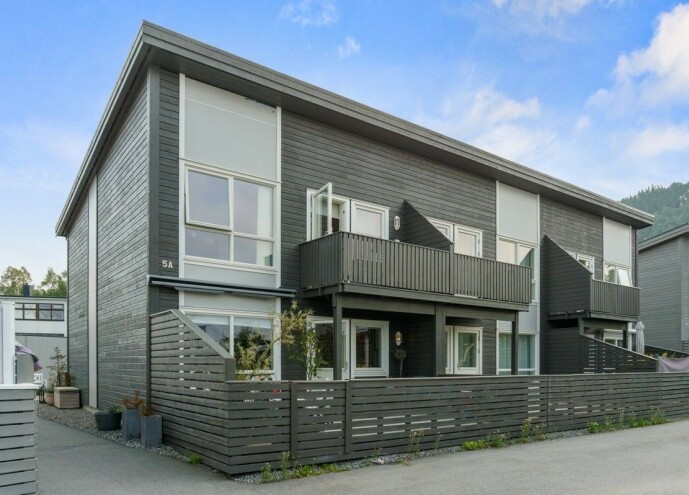 <strong>TIL SALGS:</strong> Det er dette rekkehuset som nå er lagt ut for salg. Foto: Privatmegleren Ålesund <strong>TIL SALGS:</strong> Det er dette rekkehuset som nå er lagt ut for salg. Foto: Privatmegleren Ålesund
