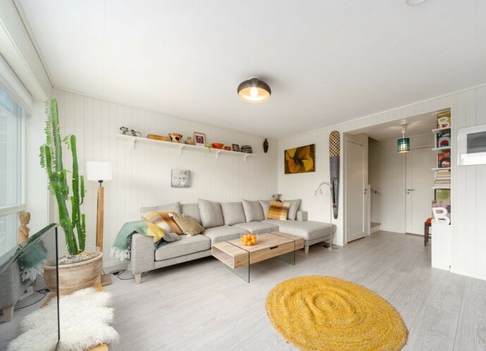 <strong>STUEN:</strong> Bildet viser stuen som befinner seg i den første etasje av rekkehuset. Foto: Privatmegleren Ålesund <strong>STUEN:</strong> Bildet viser stuen som befinner seg i den første etasje av rekkehuset. Foto: Privatmegleren Ålesund