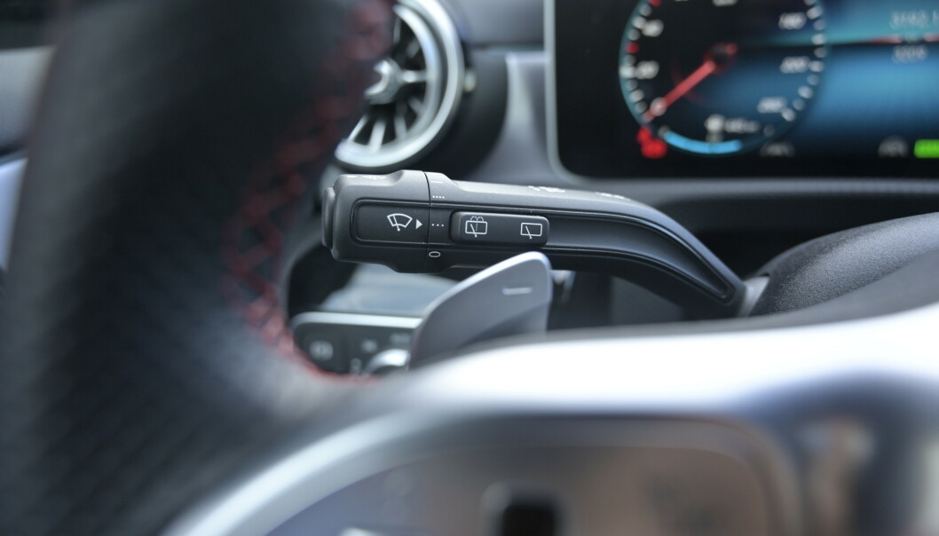<strong>PADLETUR:</strong> Disse har dobbeltfunkjson. I elektrisk modus justerer du regenerering, noe som egentlig er helt tullete, siden bilen gjør det mye smartere selv ved hjelp av radarer og kartinformasjon. I alle andre modus, virker de som girhendler. Foto: Rune M. Nesheim <strong>PADLETUR:</strong> Disse har dobbeltfunkjson. I elektrisk modus justerer du regenerering, noe som egentlig er helt tullete, siden bilen gjør det mye smartere selv ved hjelp av radarer og kartinformasjon. I alle andre modus, virker de som girhendler. Foto: Rune M. Nesheim