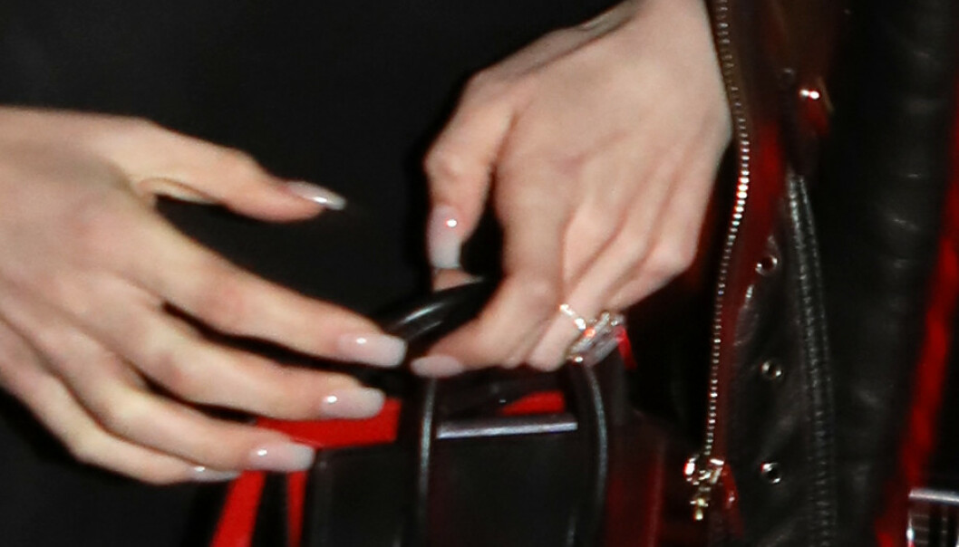 <strong>FORLOVELSESRING?:</strong> Etter at Maya Henry ble observert med denne ringen i går, hevder flere medier at paret har forlovet seg. Foto: NTB Scanpix <strong>FORLOVELSESRING?:</strong> Etter at Maya Henry ble observert med denne ringen i går, hevder flere medier at paret har forlovet seg. Foto: NTB Scanpix