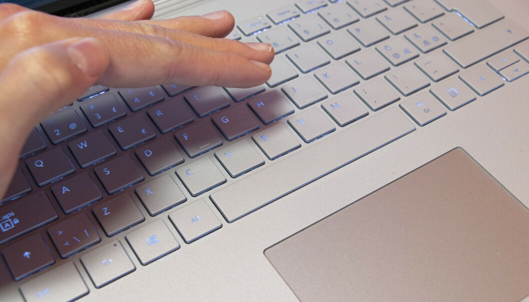 Tastaturet er godt å skrive på, men bakgrunnslyset forsvinner litt i lyset. Styreflaten er i minste laget. Foto: Martin Kynningsrud Størbu Tastaturet er godt å skrive på, men bakgrunnslyset forsvinner litt i lyset. Styreflaten er i minste laget. Foto: Martin Kynningsrud Størbu