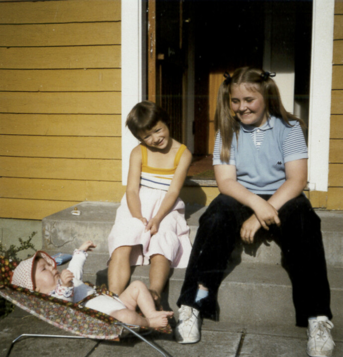 <strong>DEN GANG DA:</strong> Storesøster Marianne med lillesøster Elsebeth, i babystolen, og barnevakten Nina (t.h.). Barnevakten var blant de siste som så Marianne før hun forsvant. FOTO: Privat <strong>DEN GANG DA:</strong> Storesøster Marianne med lillesøster Elsebeth, i babystolen, og barnevakten Nina (t.h.). Barnevakten var blant de siste som så Marianne før hun forsvant. FOTO: Privat