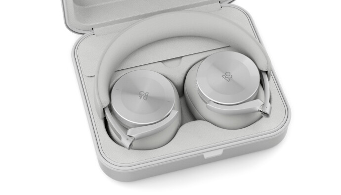 <strong>KAN BRETTES:</strong> H95 kan brettes sammen for å bli mer kompakte når de ikke er i bruk. Etuiet er av hard plast og veier en halv kilo. Foto: B&O <strong>KAN BRETTES:</strong> H95 kan brettes sammen for å bli mer kompakte når de ikke er i bruk. Etuiet er av hard plast og veier en halv kilo. Foto: B&O