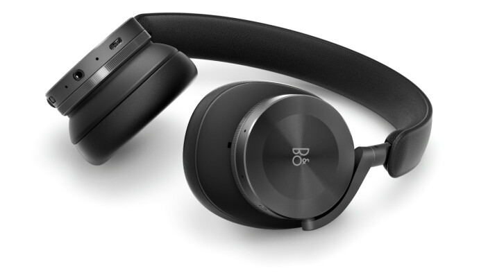 <strong>OVALE:</strong> Øreputene på H95 er ovale og trukket med lammeskinn. De kan også løsnes fra resten. Foto: B&O <strong>OVALE:</strong> Øreputene på H95 er ovale og trukket med lammeskinn. De kan også løsnes fra resten. Foto: B&O