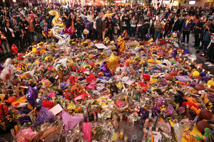 <strong>BLOMSTERHAV:</strong> Utenfor Lakers' hjembane, Staples Center, samlet det seg raskt et stort blomsterhav etter Kobes død. Foto: NTB Scanpix <strong>BLOMSTERHAV:</strong> Utenfor Lakers' hjembane, Staples Center, samlet det seg raskt et stort blomsterhav etter Kobes død. Foto: NTB Scanpix