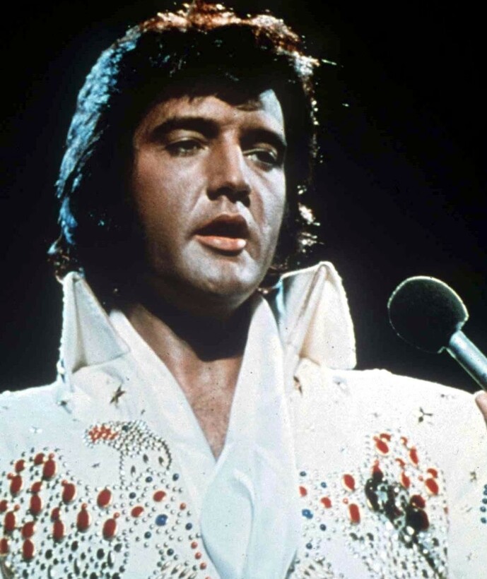 <strong>KJENNEMERKE:</strong> Elvis Presley var ofte å se i dette antrekket, som var et av hans kjennemerker. Foto: NTB Scanpix <strong>KJENNEMERKE:</strong> Elvis Presley var ofte å se i dette antrekket, som var et av hans kjennemerker. Foto: NTB Scanpix