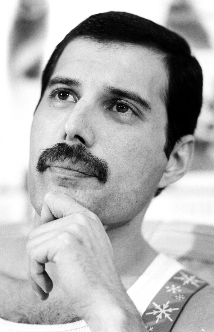 <strong>BART:</strong> Slik var det vanlig å se Freddie Mercury. Barten ble imidlertid borte kort tid før hans død. Foto: NTB Scanpix <strong>BART:</strong> Slik var det vanlig å se Freddie Mercury. Barten ble imidlertid borte kort tid før hans død. Foto: NTB Scanpix
