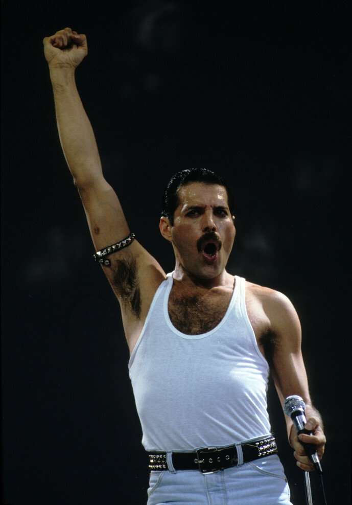 <strong>KJENT STIL:</strong> Mercury er kjent for sine ville sceneopptredener og gullstrupe. Her er han avbildet på scenen i forbindelse med Live Aid. Foto: NTB Scanpix <strong>KJENT STIL:</strong> Mercury er kjent for sine ville sceneopptredener og gullstrupe. Her er han avbildet på scenen i forbindelse med Live Aid. Foto: NTB Scanpix