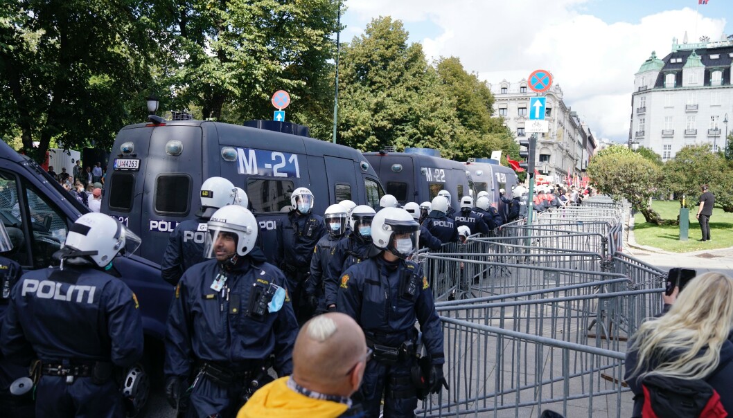 <strong>STORT OPPBUD:</strong> Politiet hadde et massivt politioppbud utenfor Stortinget. Foto: NTB Scanpix <strong>STORT OPPBUD:</strong> Politiet hadde et massivt politioppbud utenfor Stortinget. Foto: NTB Scanpix