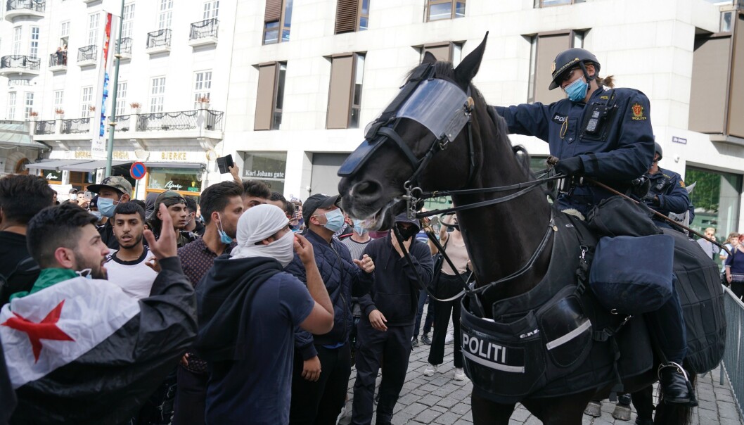 <strong>DREVET VEKK:</strong> Da motdemonstranter forsøkte å ta seg inn på siden av Sians demonstrasjon, ble de drevet vekk av politiet på hester. Foto: Øistein Norum Monsen / Dagbladet <strong>DREVET VEKK:</strong> Da motdemonstranter forsøkte å ta seg inn på siden av Sians demonstrasjon, ble de drevet vekk av politiet på hester. Foto: Øistein Norum Monsen / Dagbladet