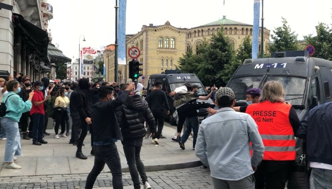 <strong>ANGREPET:</strong> Like før 15.30, da en rekke politibiler kjørte vekk fra Karl Johan, ble bilene angrepet av en rekke motdemonstranter. Foto: Øistein Norum Monsen / Dagbladet <strong>ANGREPET:</strong> Like før 15.30, da en rekke politibiler kjørte vekk fra Karl Johan, ble bilene angrepet av en rekke motdemonstranter. Foto: Øistein Norum Monsen / Dagbladet