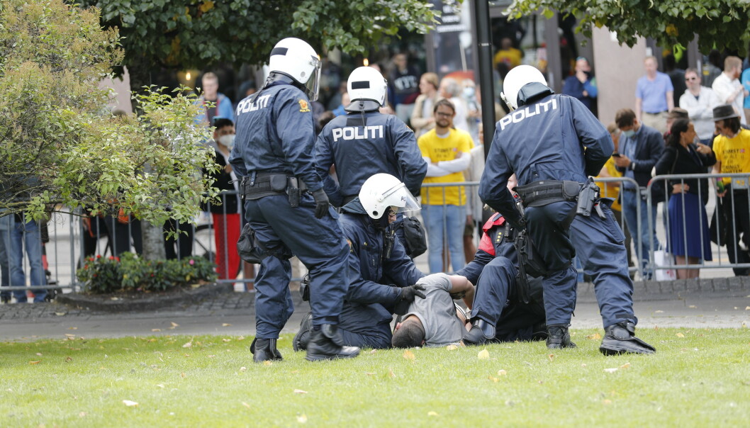 En person som prøvde å komme seg fram til Sian-grupperingen ble lagt i bakken av Oslo-politiet. Foto: Geir Olsen / NTB scanpix En person som prøvde å komme seg fram til Sian-grupperingen ble lagt i bakken av Oslo-politiet. Foto: Geir Olsen / NTB scanpix