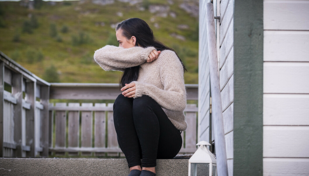 - SKUMMELT VANLIG SOM INFLUENSA Her møter Mariell Dagbladet på trappa hjemme i Ballstad, der hun bor i karantenetida. Foto: Lars Eivind Bones / Dagbladet - SKUMMELT VANLIG SOM INFLUENSA Her møter Mariell Dagbladet på trappa hjemme i Ballstad, der hun bor i karantenetida. Foto: Lars Eivind Bones / Dagbladet
