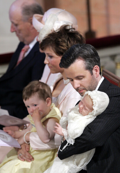 <strong>DÅP:</strong> Leah Isadora ble døpt i Slottskapellet 16. juni 2005. Her på pappa Aris fang. Storesøster Maud Angelica sitter hos mamma Märtha Louise. Foto: Lise Åserud / NTB Scanpix <strong>DÅP:</strong> Leah Isadora ble døpt i Slottskapellet 16. juni 2005. Her på pappa Aris fang. Storesøster Maud Angelica sitter hos mamma Märtha Louise. Foto: Lise Åserud / NTB Scanpix