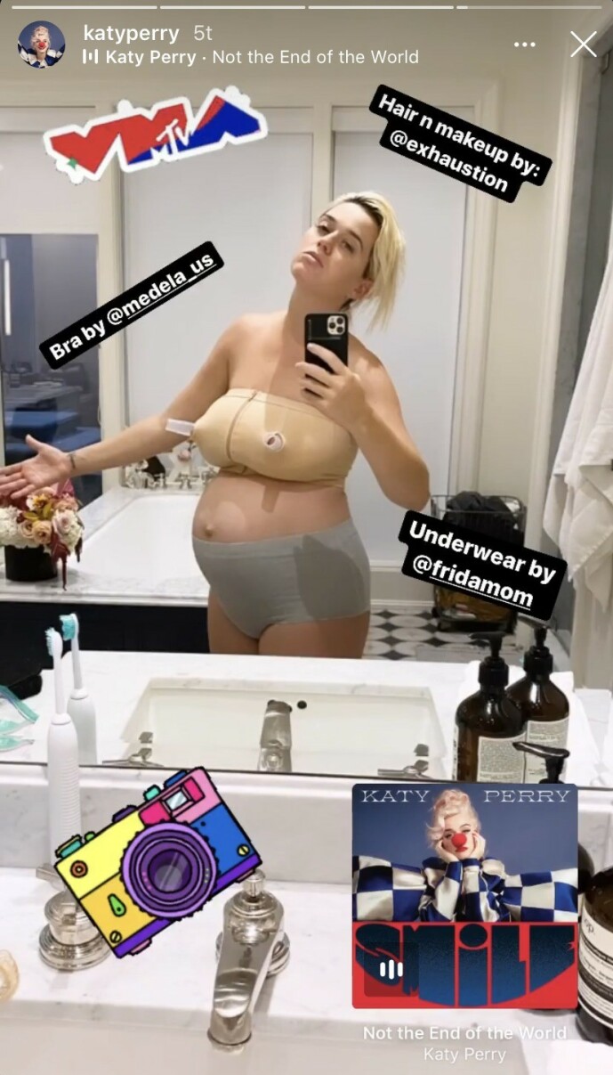 <strong>SPØKEFUGL:</strong> Katy Perry viser frem det hun mener er VMA-antrekket sitt. Foto: NTB scanpix <strong>SPØKEFUGL:</strong> Katy Perry viser frem det hun mener er VMA-antrekket sitt. Foto: NTB scanpix